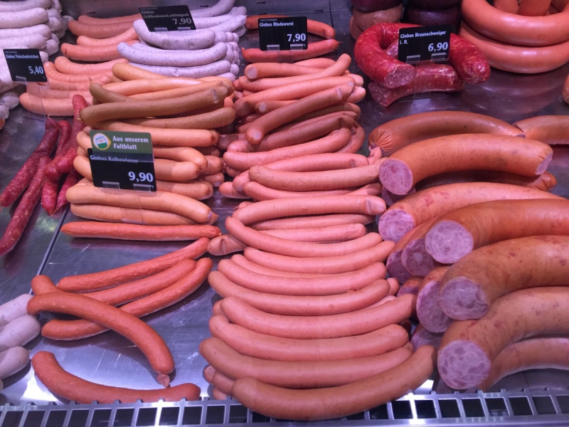 charcuterie-MONTFERRAT-min_sausages_meat_butchery-1069321